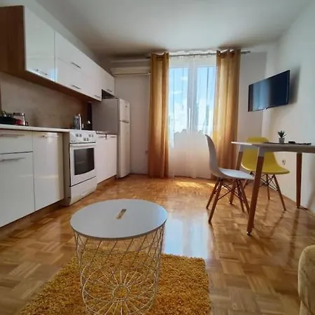 1-br Highway W/ Free Parking *