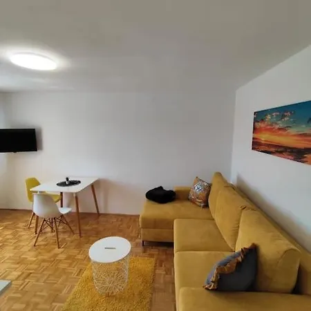 1-br Highway W/ Free Parking Lägenhet *