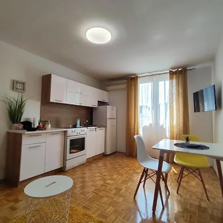 1-br Highway W/ Free Parking Rijeka