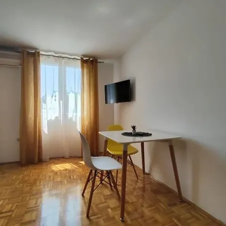 1-br Highway W/ Free Parking *