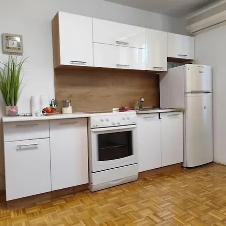 1-br Highway W/ Free Parking Rijeka